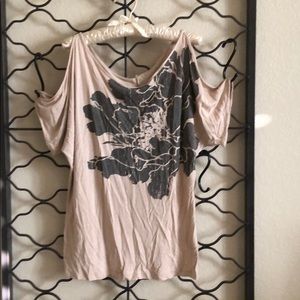 Peek a boo shoulder floral tunic